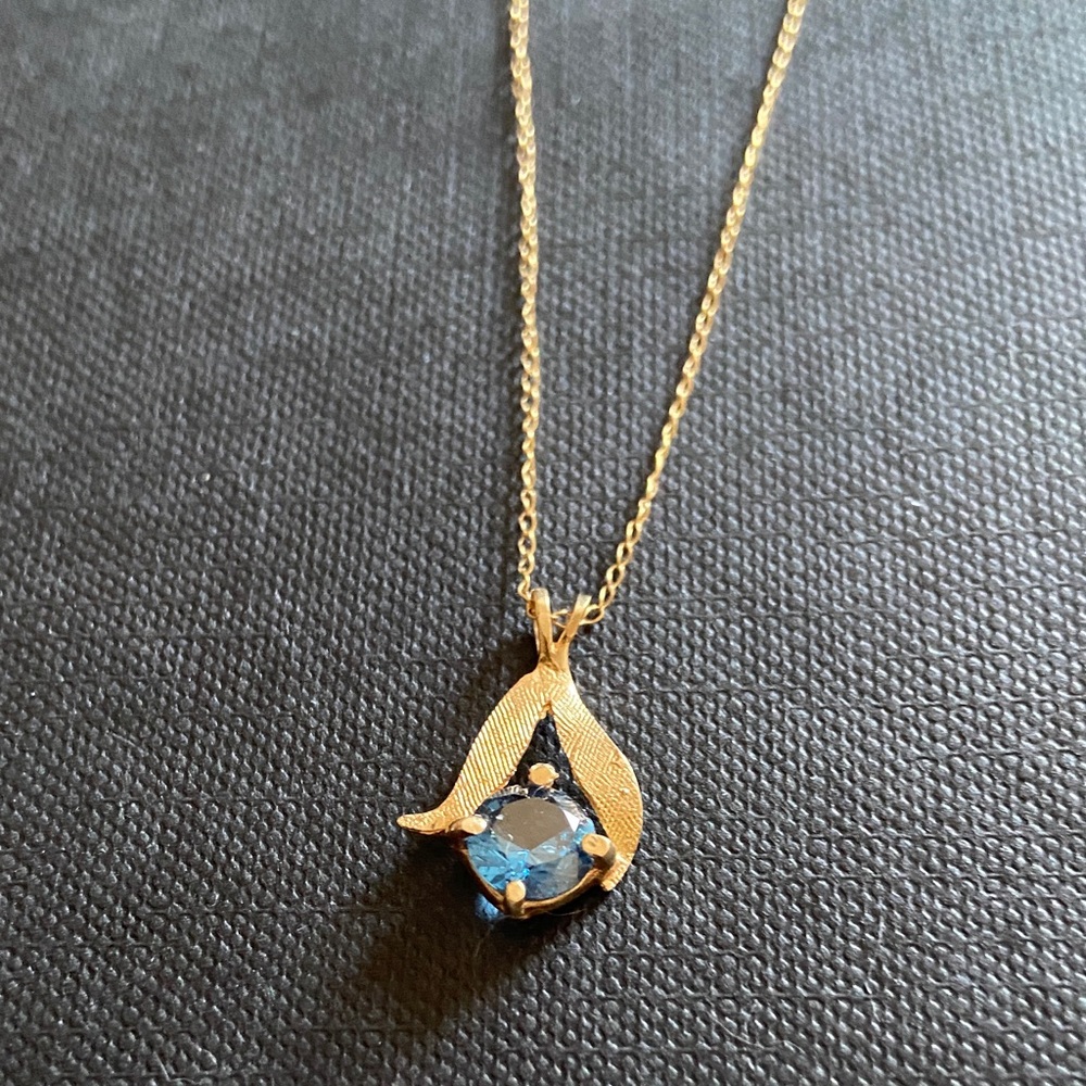 BEAUTIFUL Genuine Real 14kt 14 kt karat Gold pendant Genie necklace Blue stone